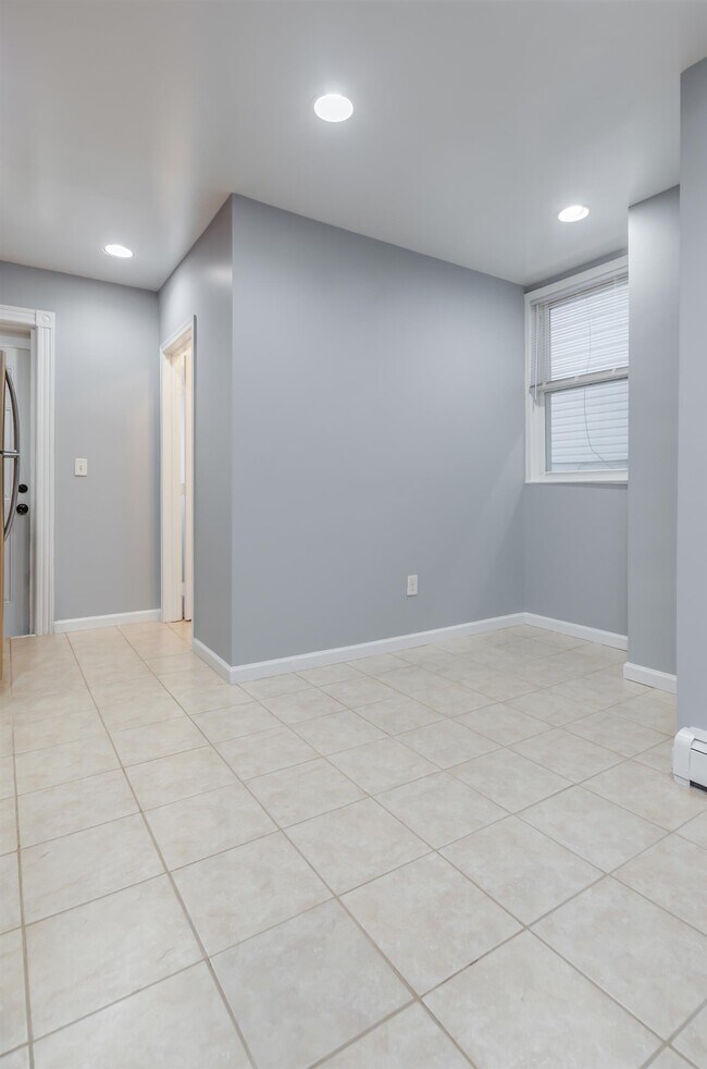 Building Photo - 396 Union St