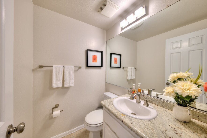 Small Bathroom / ground area (#3) - 938 18th St