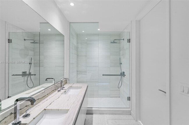 Building Photo - 700 NE 26th Terrace