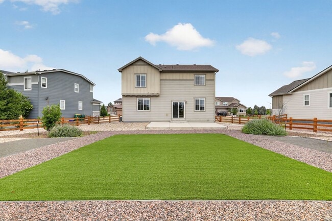 Building Photo - Newer 3BD/3BA Home w/ Quartz Island, Fenced Yard & High Ceilings