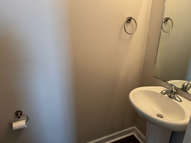 Building Photo - Newer construction townhouse in popular Ka...