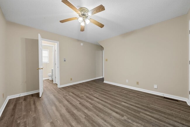 Building Photo - 1 Bedroom Pet Friendly Home For Rent Near Dover Crossing!