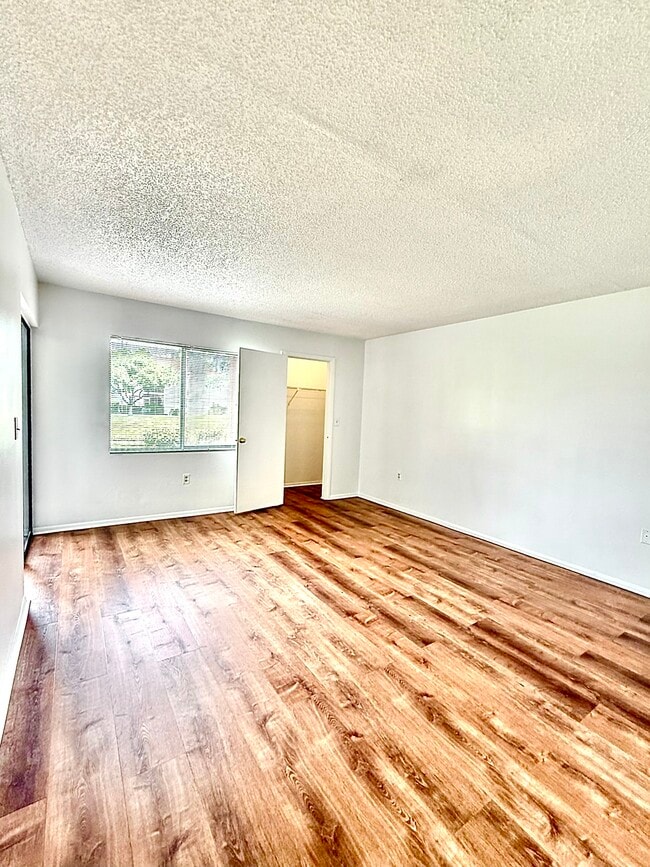 Building Photo - 141 Lakeside Dr