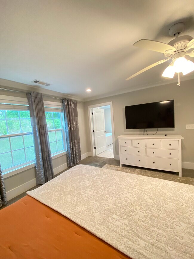 Building Photo - 40 Oak Forest Dr
