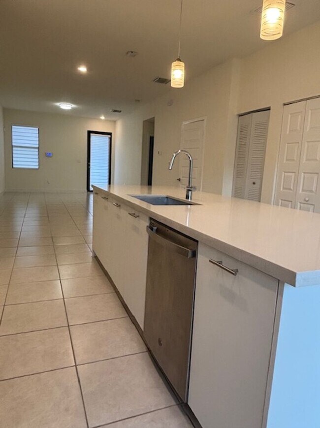Building Photo - Great Condo unit in Doral
