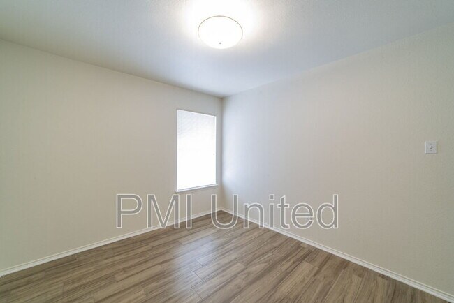 Building Photo - 2758 Red Oak Dr