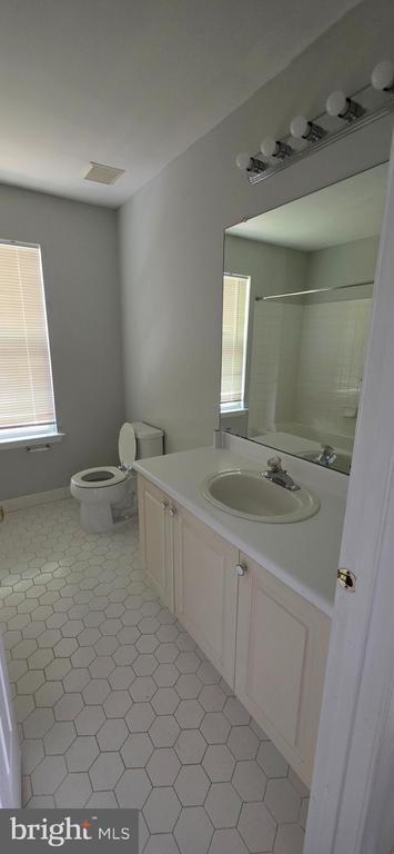 Building Photo - 35 Oakmont Terrace