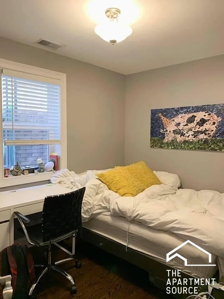 Building Photo - 2732 N Wilton Ave