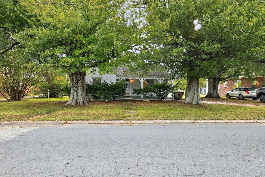 Building Photo - 1106 Elwell Ave
