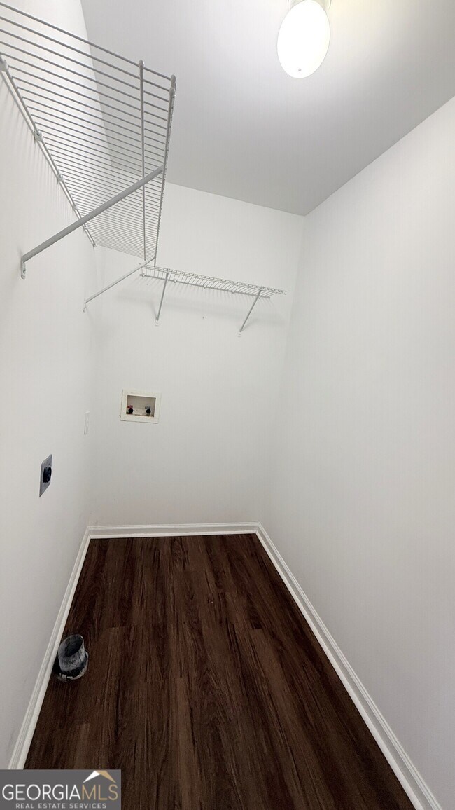 Building Photo - 3395 Woodlake Ln