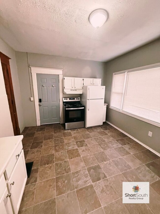 Building Photo - Updated Duplex 4 bed 2 bath on the NW Side