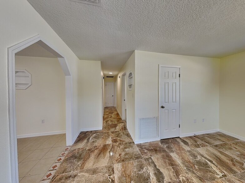 Building Photo - 465 Oak Dr