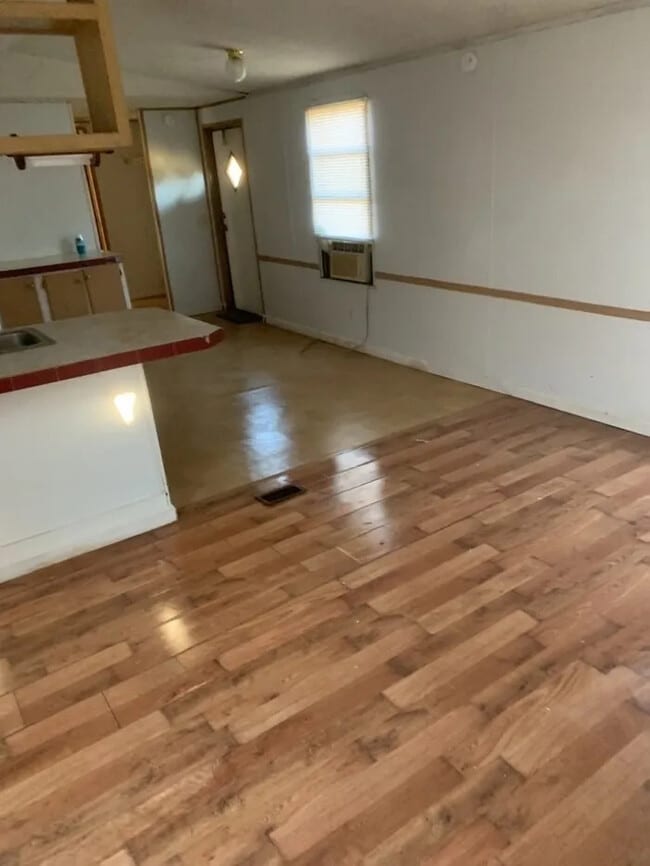 Building Photo - 3 Bedroom 2 bathroom