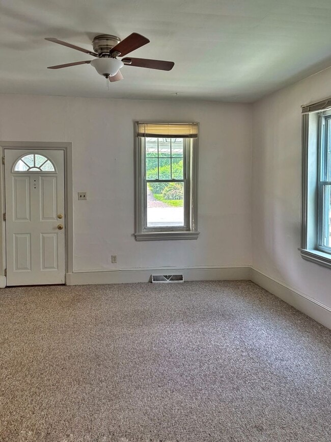 Building Photo - 4 bed 1.5 bathroom apartment in Harleysvil...