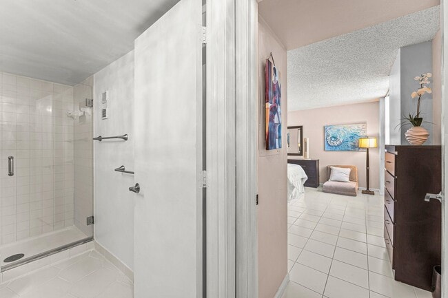 Building Photo - 5420 N Ocean Dr