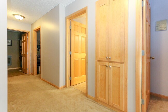 Building Photo - 1715 Fox Run