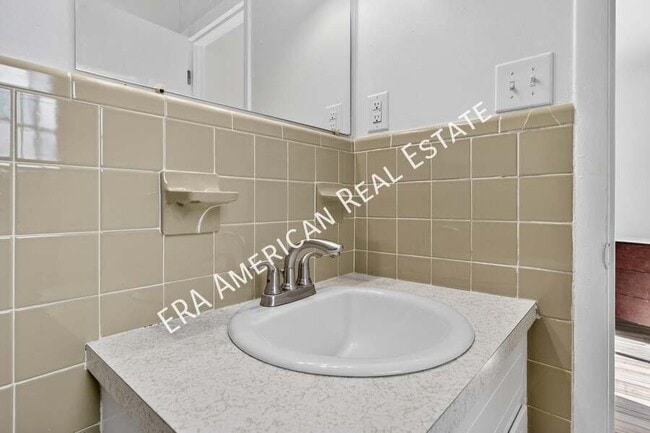 Building Photo - 614 Merioneth Dr NE