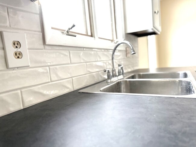 Building Photo - BEAUTIFUL SINGLE FAMILY MOVE-IN READY!!!