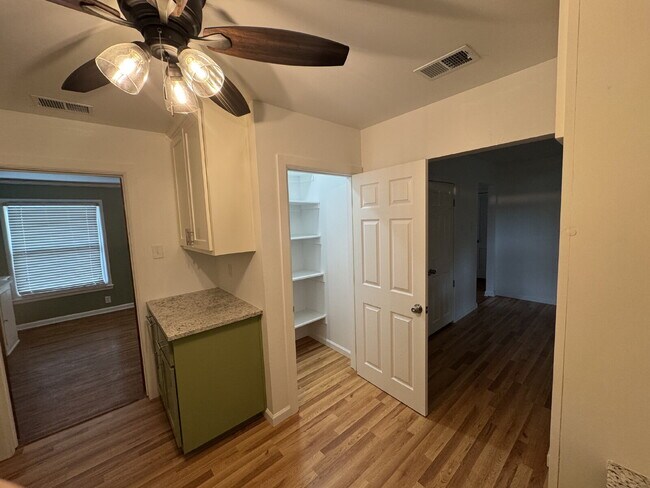 Building Photo - 2318 Fenwick Dr