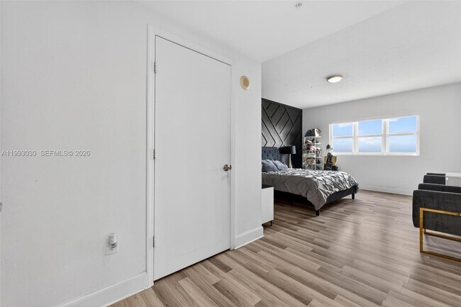 Building Photo - 15051 Royal Oaks Ln