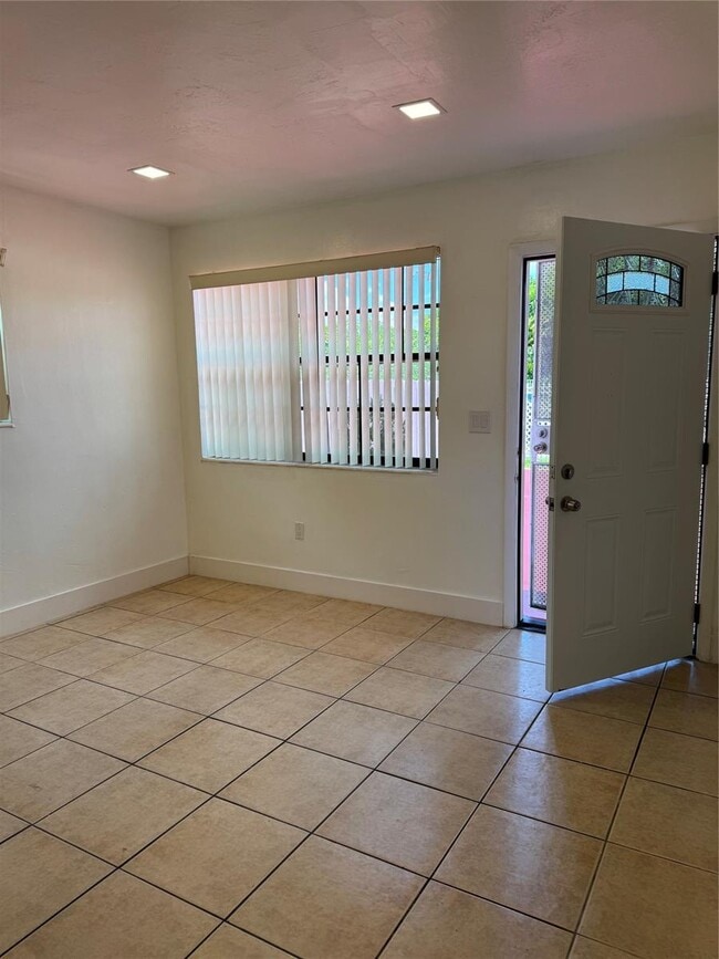 Building Photo - 910 NW 43rd St