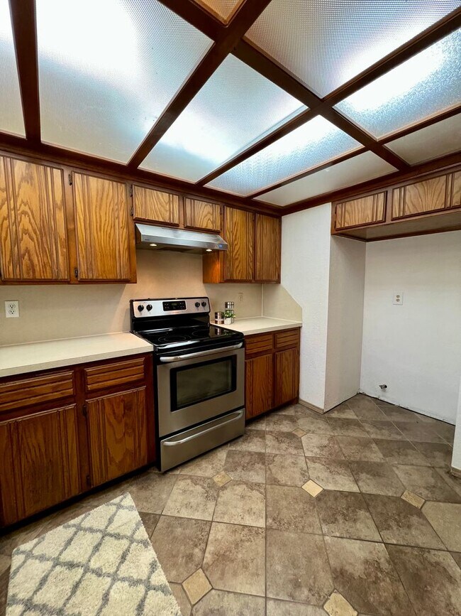 Building Photo - Spacious Home in Yukon- 3 bed, 2 ba, plus office space with built-in's