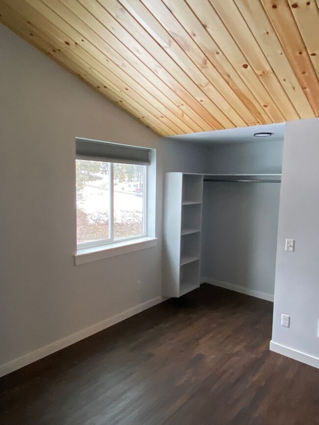 Building Photo - Custom Built Upstairs Private Apartment in...