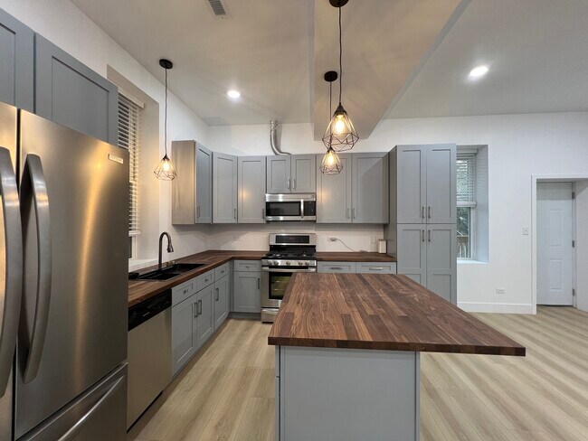 Building Photo - 2110 W 21st Pl