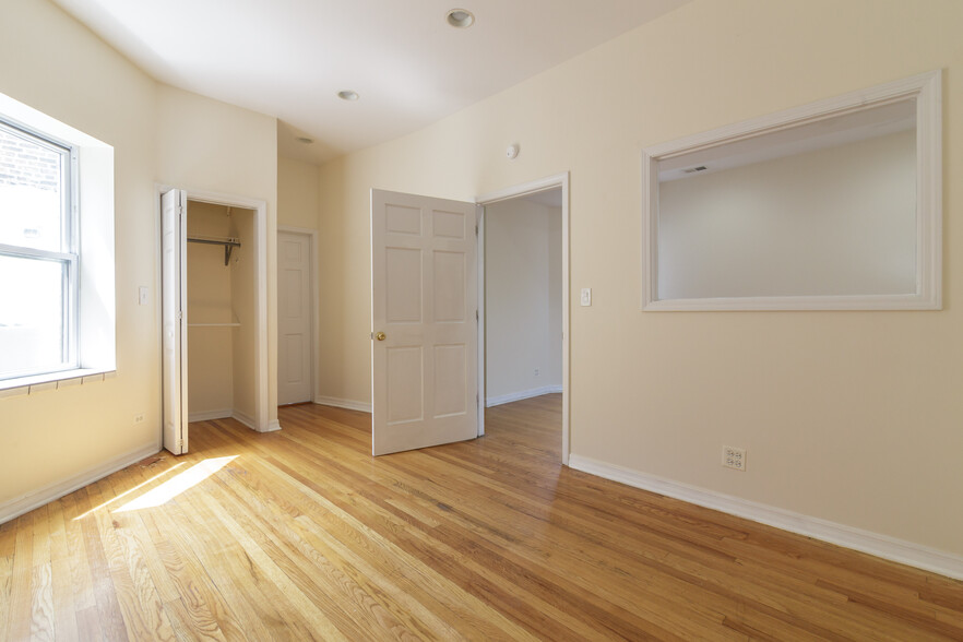 Building Photo - 4754 N Lincoln Ave