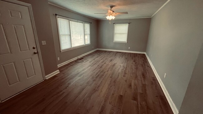 Building Photo - Farmhouse Charm!