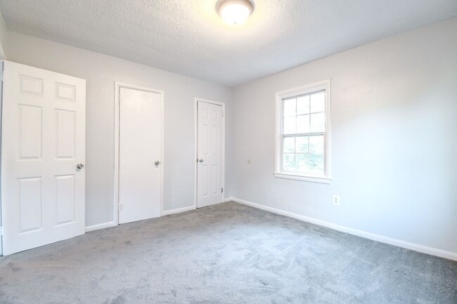 Building Photo - Spacious Duplex!