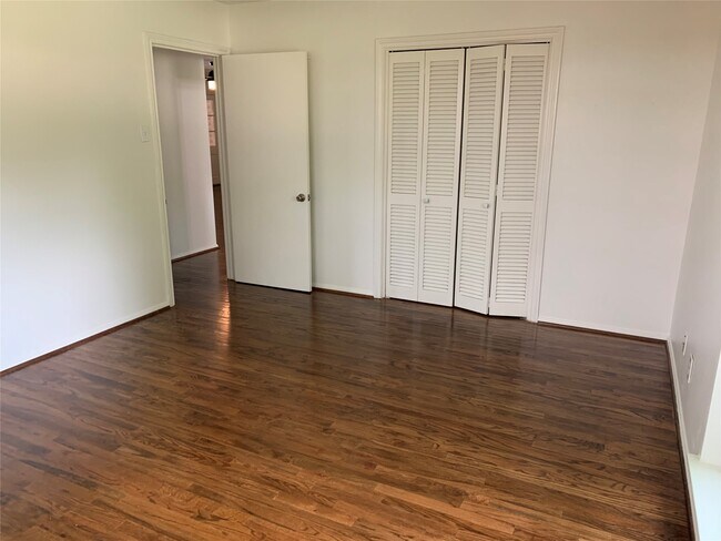 Building Photo - 1207 Shorewood Dr