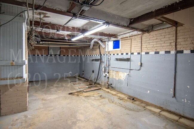 Building Photo - Spacious 4-Bedroom 2-Bathroom Home