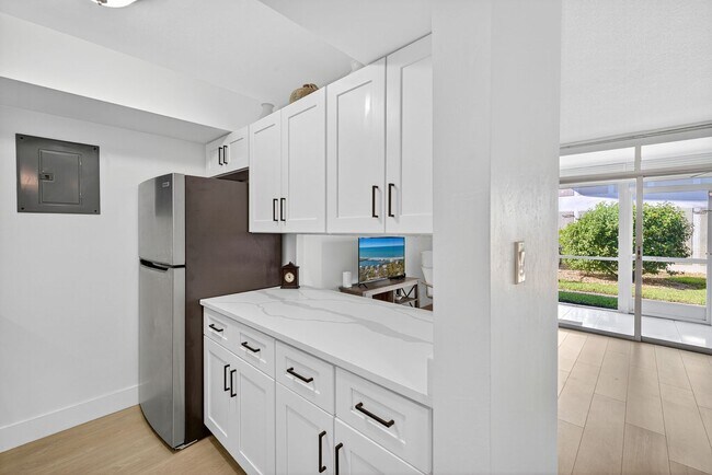 Building Photo - Vacation Rental 1 Bedroom 1 Path