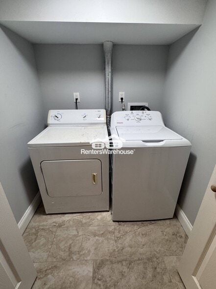 Building Photo - 627 S Curley St