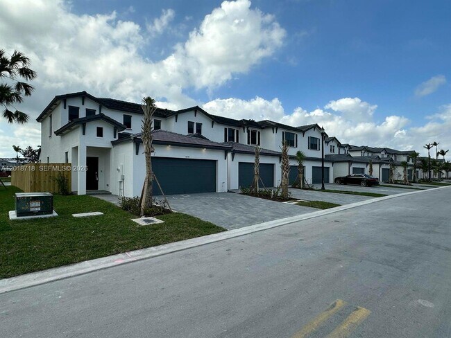 Building Photo - 4941 Oakmont Dr