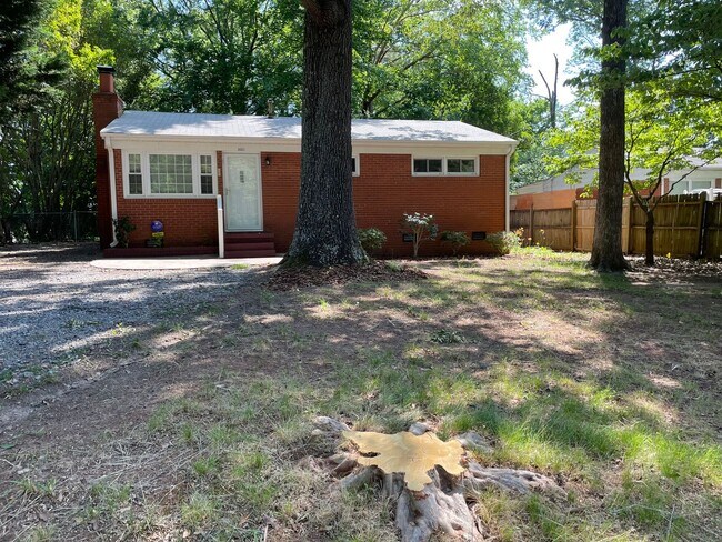 Building Photo - 3 BR between North Elm and North Church