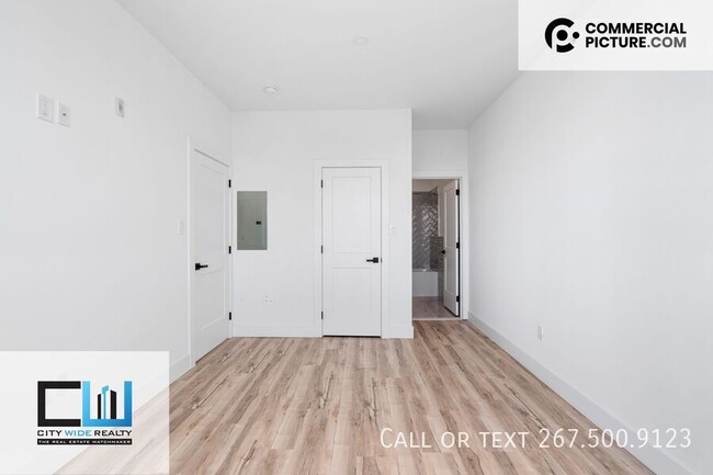 Building Photo - Great Location. Modern Two bedroom Apartment.