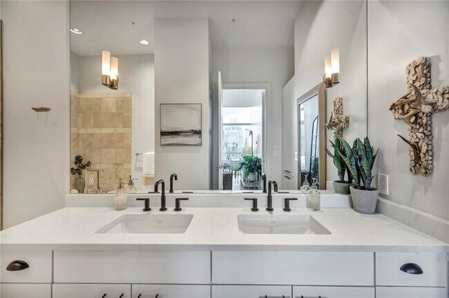 Building Photo - 555 E 5th St