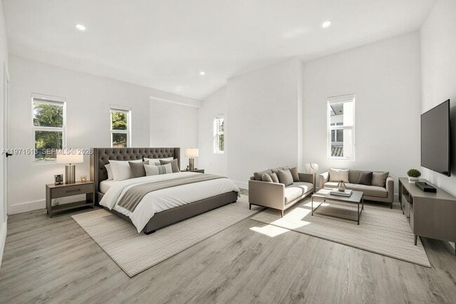 Building Photo - 3166 Royal Palm Ave