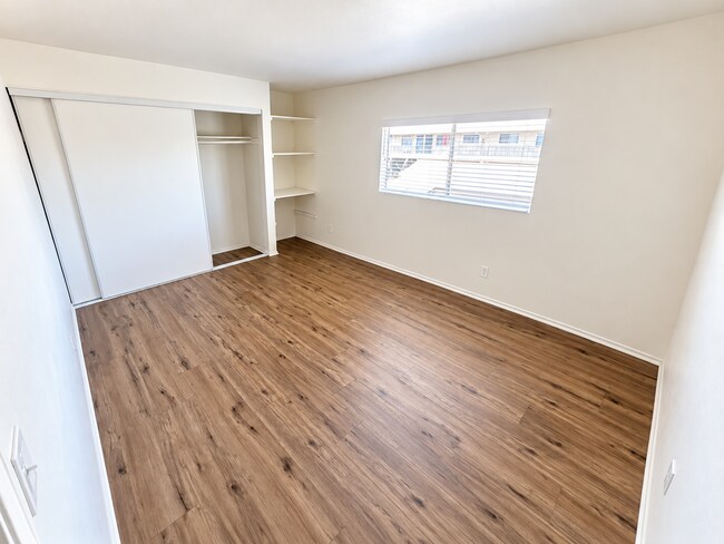 Building Photo - 11441 Oxnard St