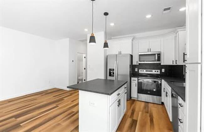Building Photo - 3/2.5 Townhome Centrally Located in Greenv...
