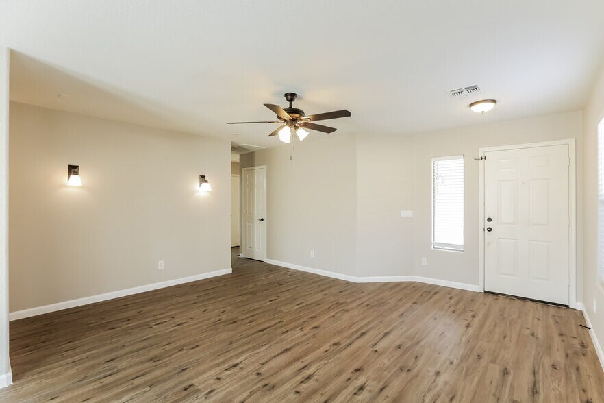 Building Photo - 2638 E Valencia Dr