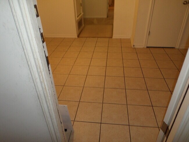 Building Photo - 1310 Chips Dr