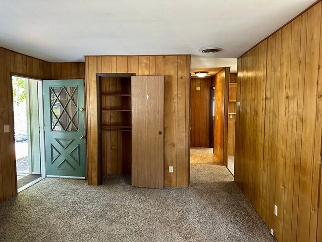 Building Photo - Wooded 2 bedroom cabin in nice neighborhood