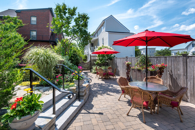 Shared Courtyard - 223 Cumberland Ave