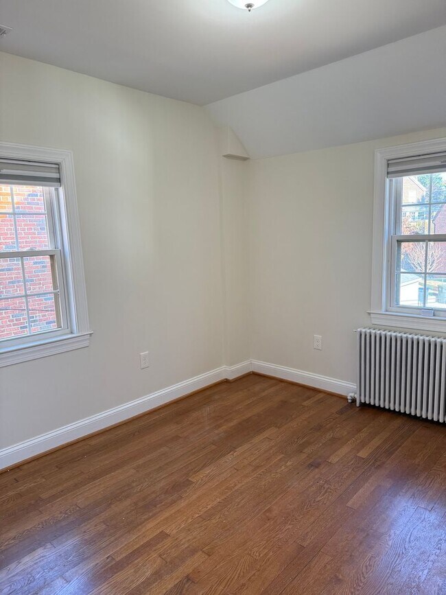 Building Photo - Discover comfort and convenience in charming North Michigan Park!