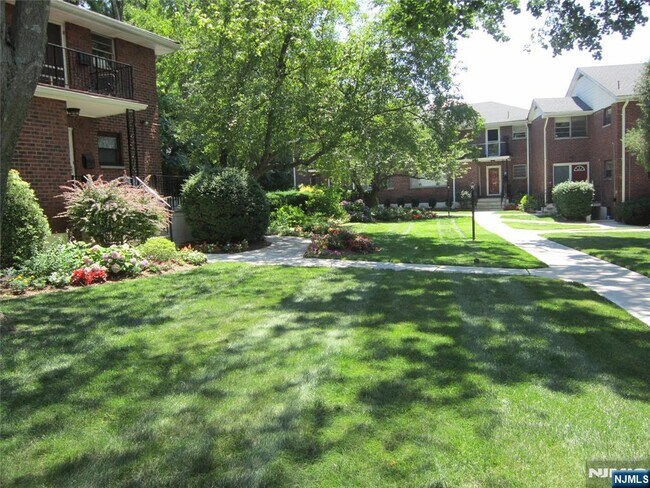 Building Photo - 309B Grand 309B