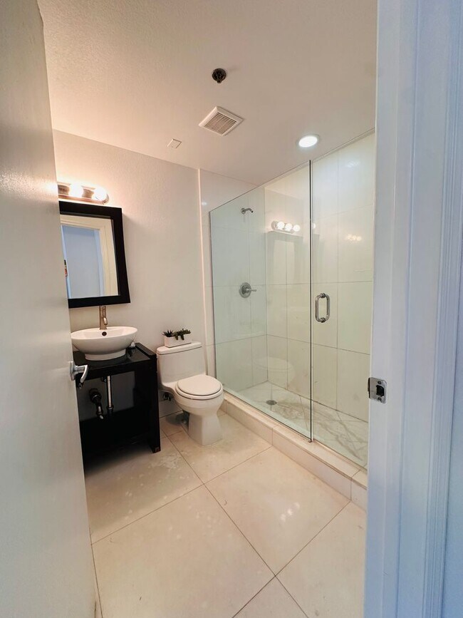 Building Photo - Bright and furnished 1/1 in classy remodel...