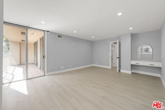 Building Photo - 441 N Oakhurst Dr